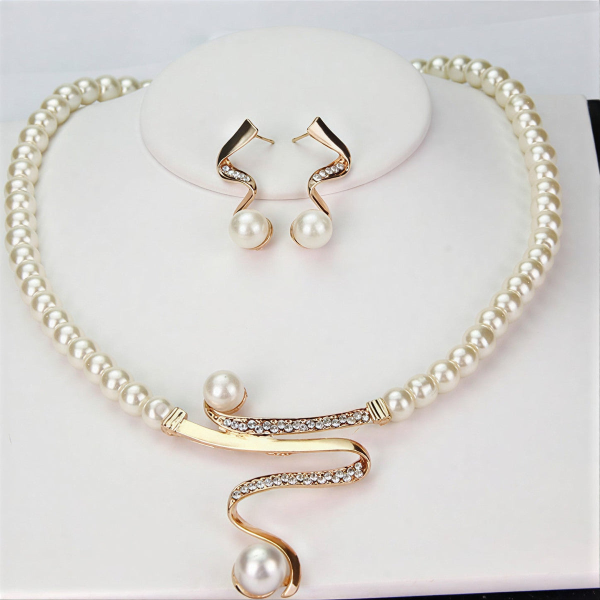 Elegant Twisted Pearl Necklace Set