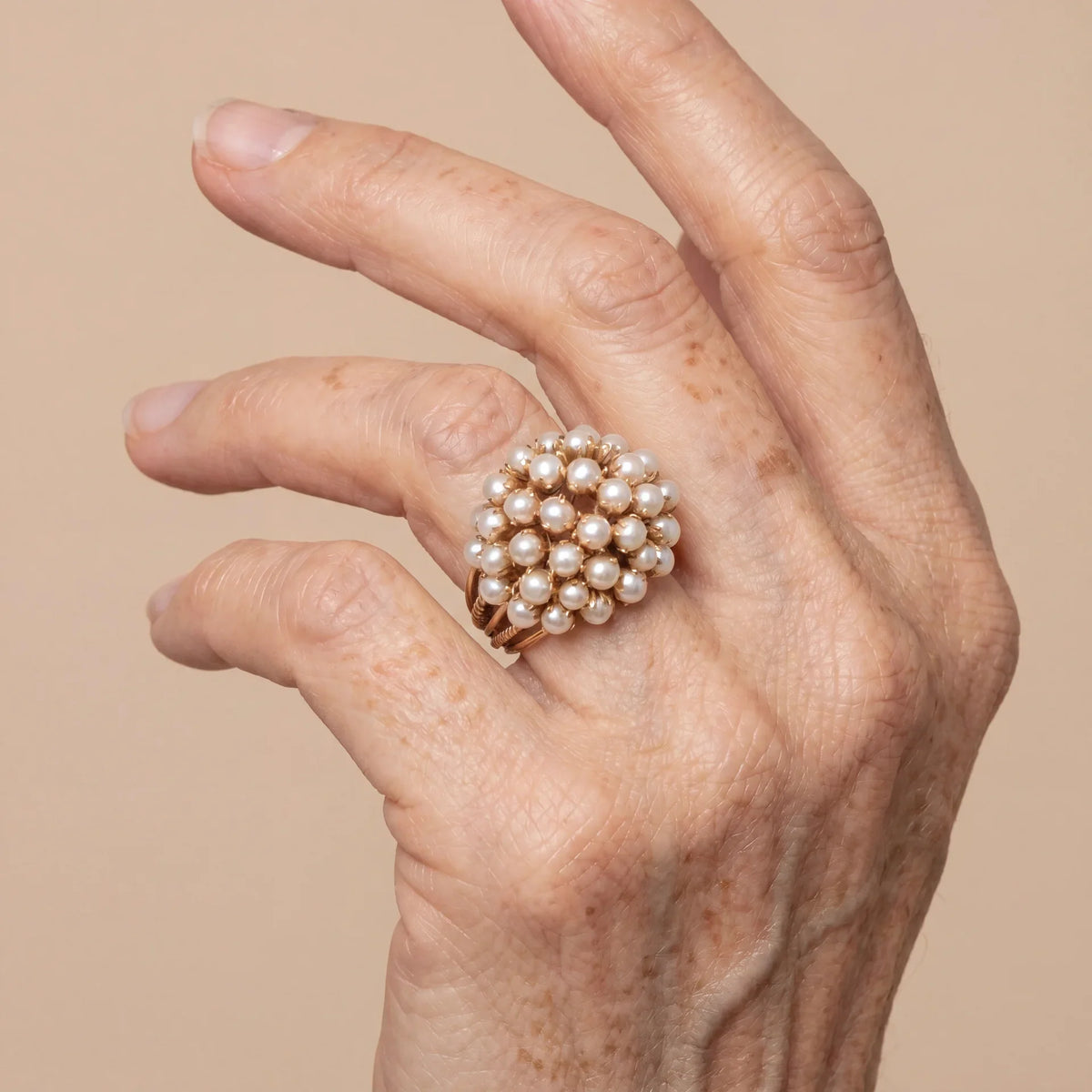 Elegant Inlaid Pearl Gold Ring